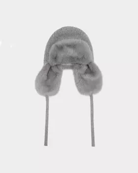 Вязаная шапка-ушанка с опушкой из искусственного меха