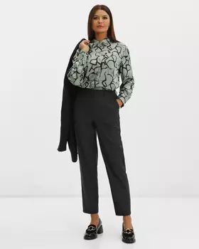 Зауженные брюки с мягкими стрелками