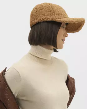 Зимняя бейсболка с фактурой меха