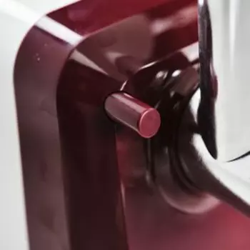 Мясорубка Scarlett SC-MG45S62, 1800 Вт, 2 кг/мин, реверс, 2 насадки, бело-бордовая