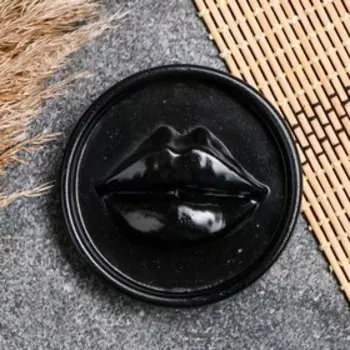 Подставка для благовоний "Губы на круге" круглая, черный, 2х9см