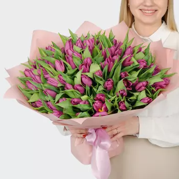 Букет 101 фиолетовый тюльпан