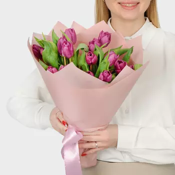 Букет 15 фиолетовых тюльпанов