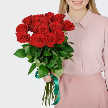 Букет 15 красных роз Ред Наоми (60 см)