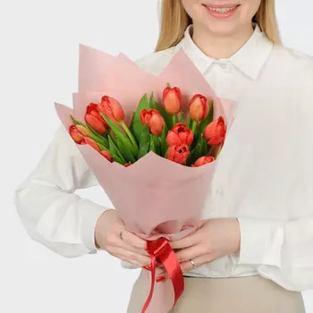 Букет 15 красных тюльпанов