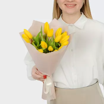 Букет 15 желтых тюльпанов