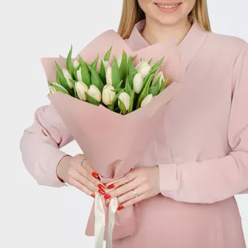 Букет 19 белых тюльпанов