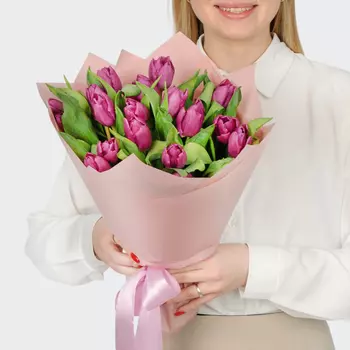 Букет 19 фиолетовых тюльпанов