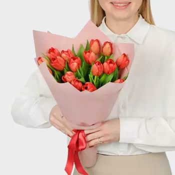 Букет 19 красных тюльпанов