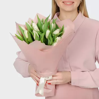 Букет 21 белый тюльпан