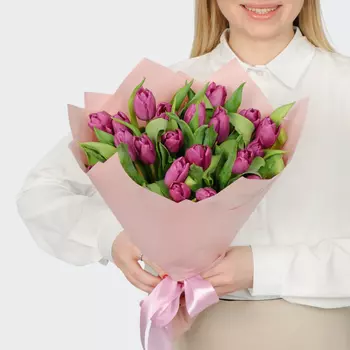 Букет 21 фиолетовый тюльпан