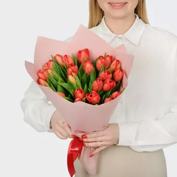 Букет 25 красных тюльпанов
