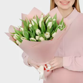 Букет 35 белых тюльпанов