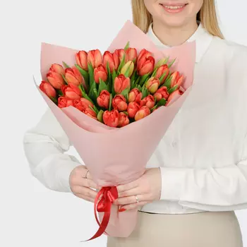 Букет 35 красных тюльпанов