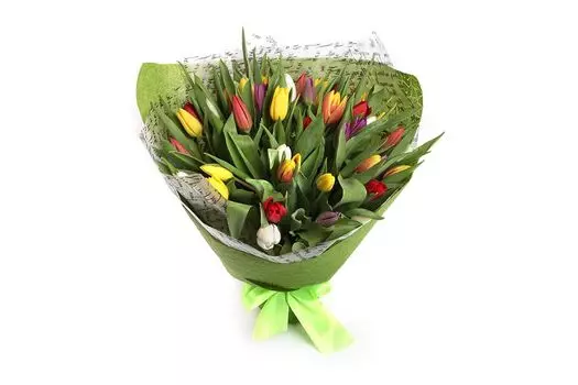 Букет 45 тюльпанов в зеленой бумаге, микс