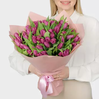 Букет 51 фиолетовый тюльпан