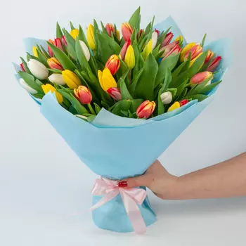 Букет 51 тюльпан Лучики солнца