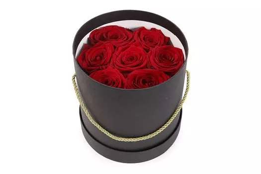 Букет 7 роз в шляпной коробке (черная)