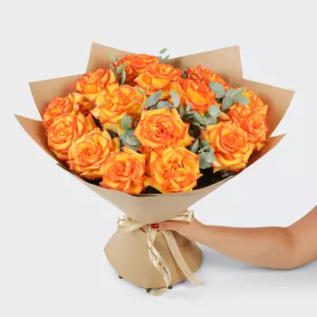 Букет из 15 роз Искры страсти (в крафте)