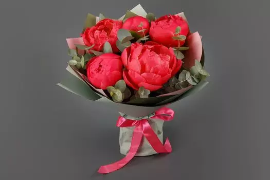 Букет из 5 пионов Санта Лючия