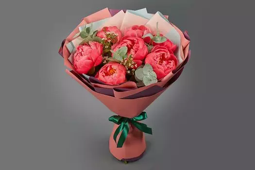 Букет из 7 пионов Санта Лючия