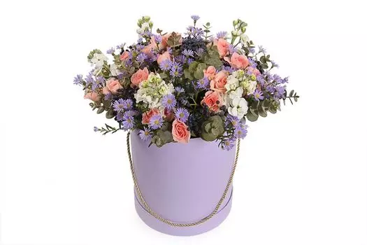 Букет с астрами Нежные поцелуи в шляпной коробке