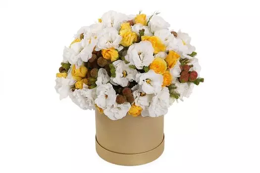 Букет с эустомой Пена облаков в шляпной коробке