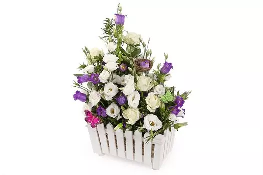 Букет с эустомой Возле дома твоего в кашпо