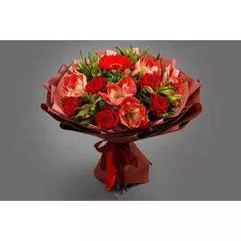 Букет с гиппеаструмами Жар-птица