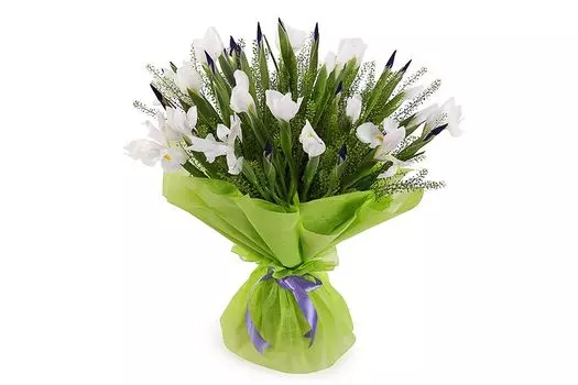 Букет с ирисами Облака над городом