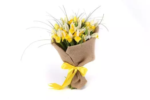 Букет с ирисами Золотой ирис в мешковине