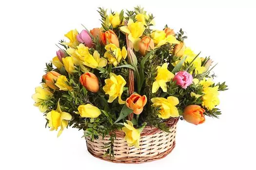 Букет с нарциссами Медовое счастье в корзине