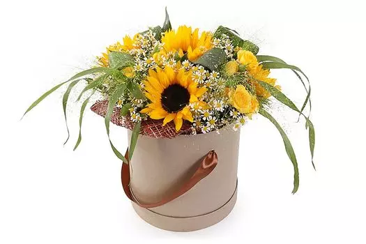 Букет с подсолнухами Лето в подарок в коробке