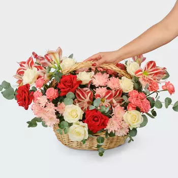 Букет в корзине Лето кончится не скоро