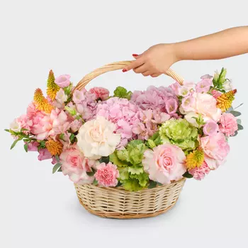 Букет в корзине Малиновый жемчуг