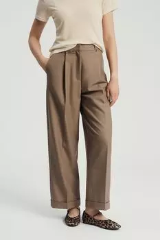 Брюки однотонные с защипами и отворотами Nume