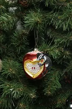 Елочная игрушка стеклянная Яблоко с мышкой Holiday Classics