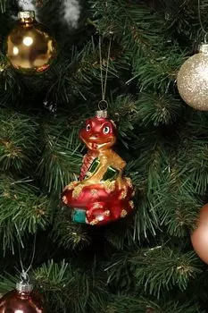 Елочная игрушка стеклянная Змея с подарком Holiday Classics