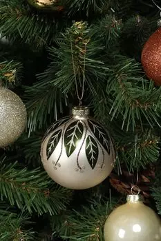 Елочный шар стеклянный с декором COINCASA