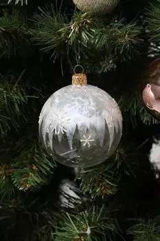 Елочный шар стеклянный с декором COINCASA