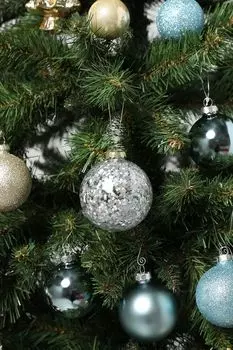 Елочный шар стеклянный с декором Holiday Classics