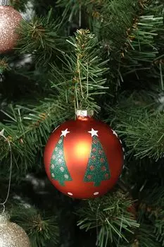 Елочный шар стеклянный в ассортименте COINCASA