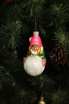 Формовая елочная игрушка Девочка со снежком Max Christmas