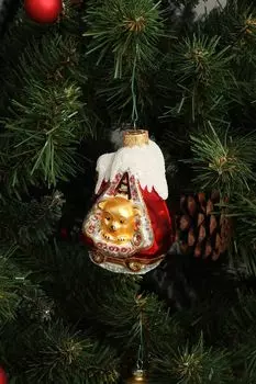 Формовая елочная игрушка Избушка с мишкой Max Christmas