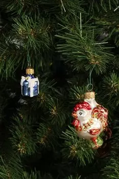 Набор из двух елочных игрушек Петушок с подарочком Max Christmas