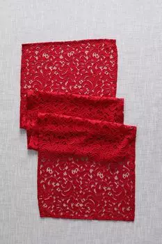 Настольная дорожка ажурная Red Lace COINCASA