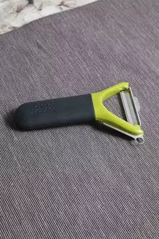 Овощечистка с горизонтальным гладким краем Joseph Joseph