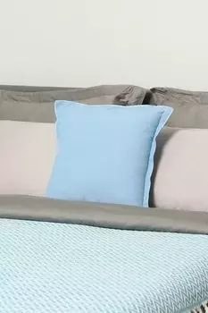 Подушка декоративная из хлопкового шамбре Avio Overlock COINCASA