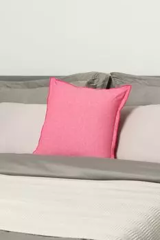 Подушка декоративная из хлопкового шамбре Cherry Overlock COINCASA