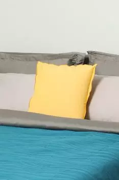 Подушка декоративная из хлопкового шамбре Giallo Overlock COINCASA